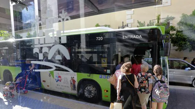 Ciudadanos suben a uno de los autobuses de la flota municipal de Aucorsa