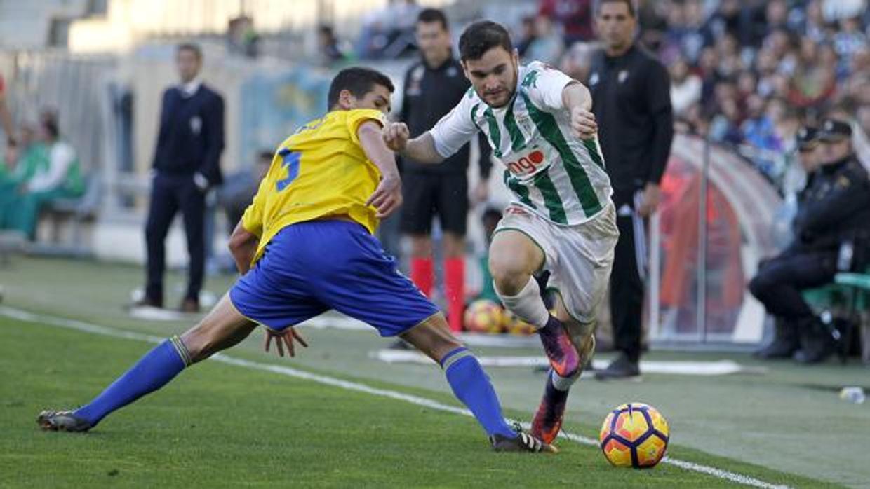 Javi Galán se marcha de un defendor del Cádiz CF