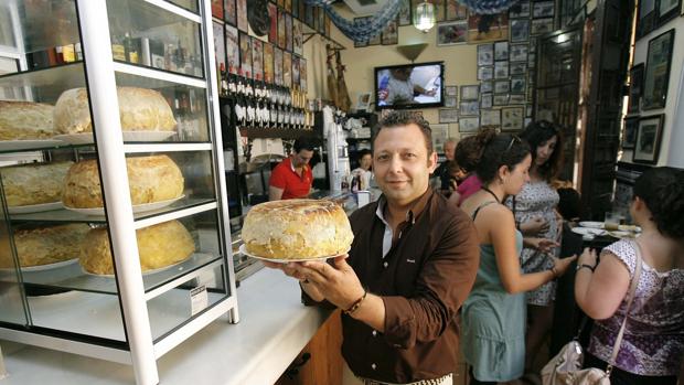 El vídeo que desvela cómo se hace la mítica tortilla del bar Santos de Córdoba