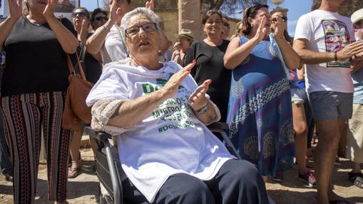 Una señora en la manifestación del camping