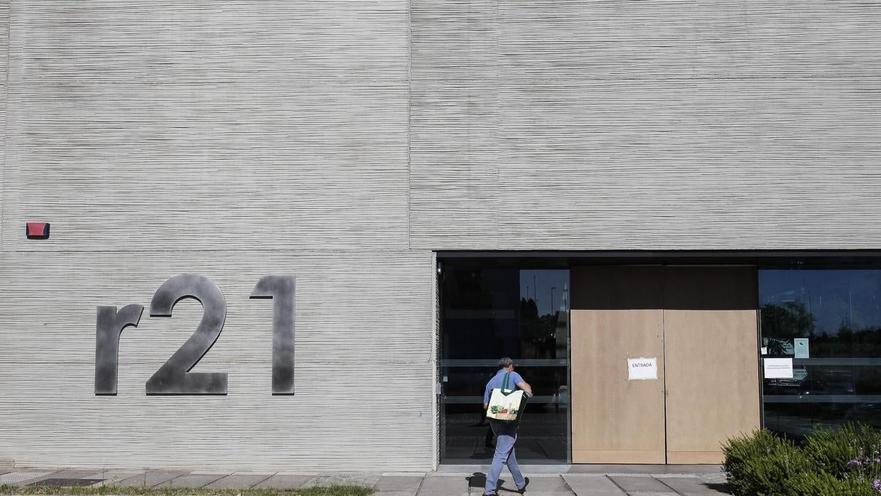 Una persona entra en el edificio de Rabanales 21