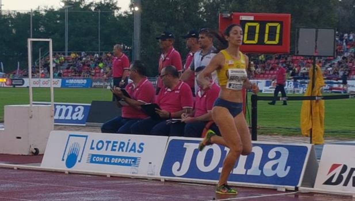 Carmen Romero entra a la meta en la prueba de 800