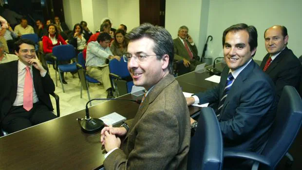 Nieto, junto a Miguel Á. Torrico y José María Bellido (sentado) en un comité ejecutivo de abril de 2008