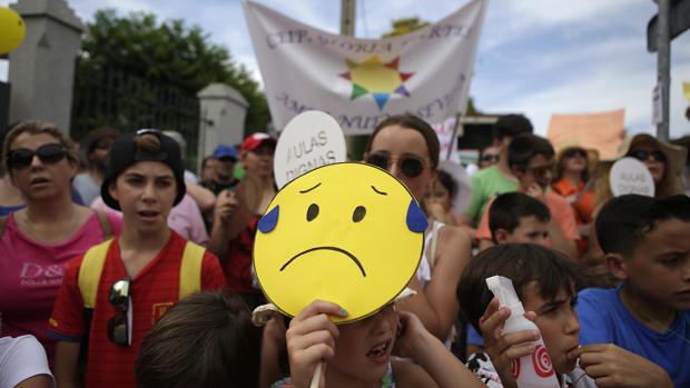 Protesta ante el Parlamento de Andalucía por el calor en las aulas