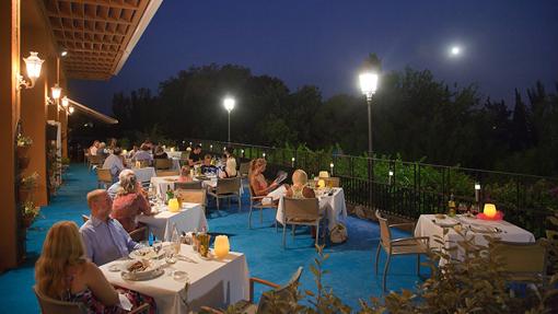 Clientes en la terraza del parador La Arruzafa