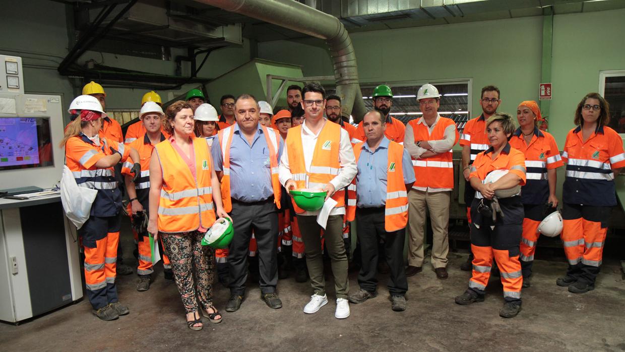 Alba Doblas y Pedro García junto a trabajadores de la planta de Sadeco