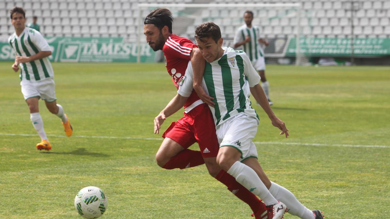 Víctor Mena pelea el esférico contra un rival