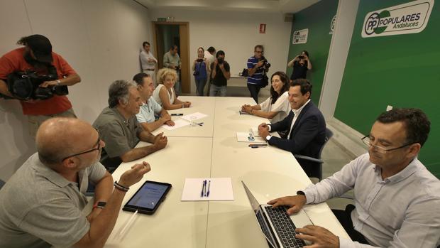 Representantes sindicales en la sede del PP andaluz, el martes en una reunión con Juanma Moreno
