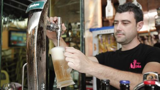 Un miembro de Arabia sirve una cerveza bien fría