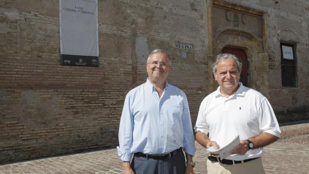 Los concejales del PP Salvador Fuentes y Juan Miguel Moreno en la fachada del Convento Regina