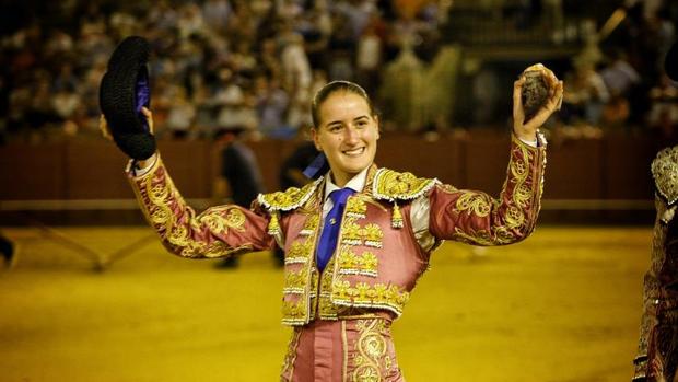 Rocío Romero corta dos orejas y sale a hombros de La Maestranza