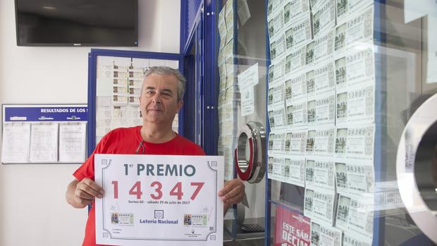 Rafael García, responsable de la administración de lotería «La Paloma», muestra el número premiado