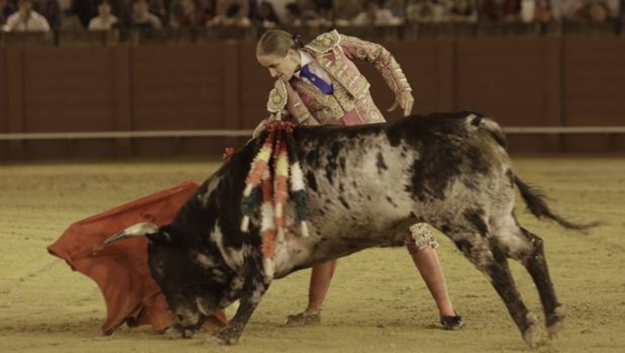 Rocío Romero en su faena de muleta al segundo de su lote con la mano derecha