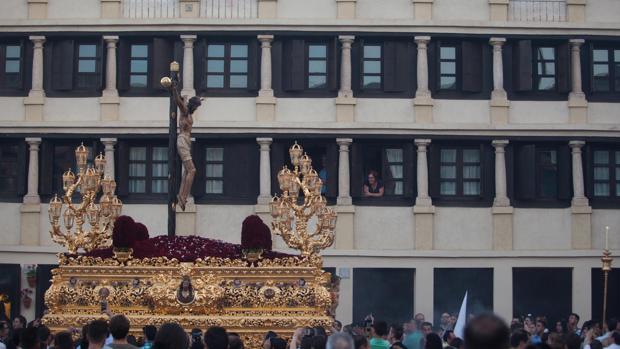 El clavel, de protagonista a olvidado en la Semana Santa de Córdoba