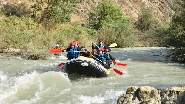 Derroche de adrenalina con el rafting en Benamejí