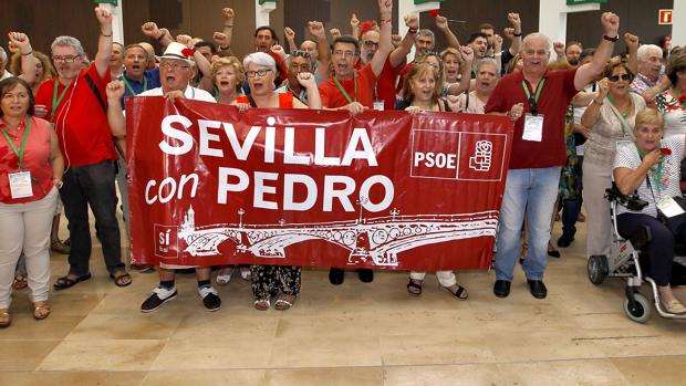 Partidarios de Pedro Sánchez, en el hotel donde se ha celebrado el congreso