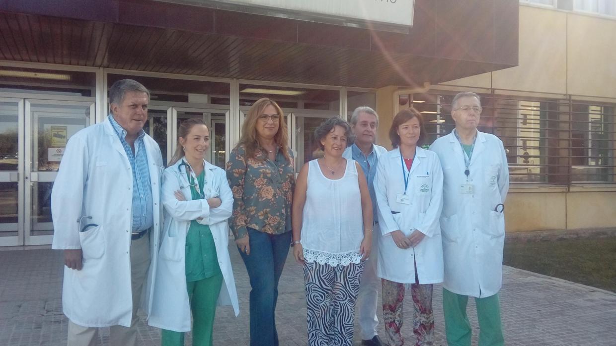 En el centro, la madre de Álex, junto a los médicos, la gerente del Hospital y la delegada de Salud