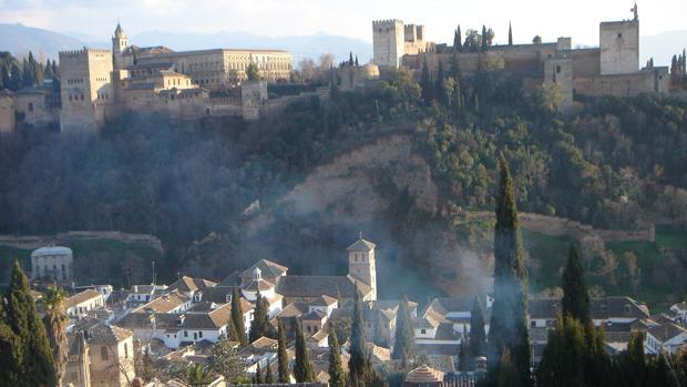 Detenido en Granada tras intimidar con una hoz a dos chicas para robarles sus móviles