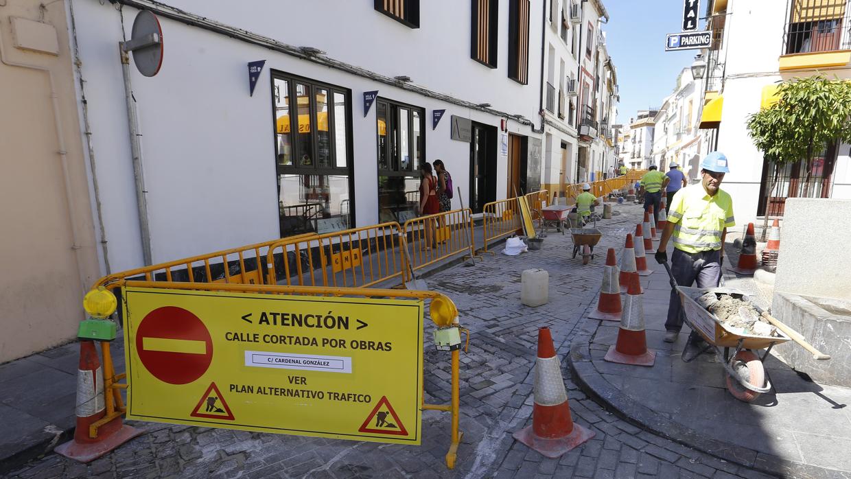 Calle Cardenal González, cortada por obras. - VALERIO MERINO