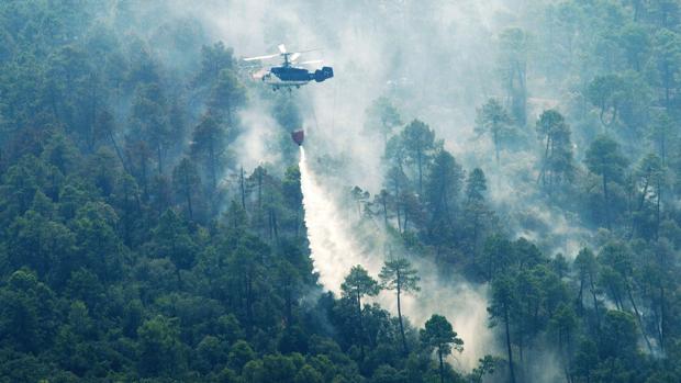 La extensa humareda producida por el incendio se extendió por Segura de la Sierra.