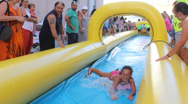 Un tobogán gigante mitiga el calor en Baena