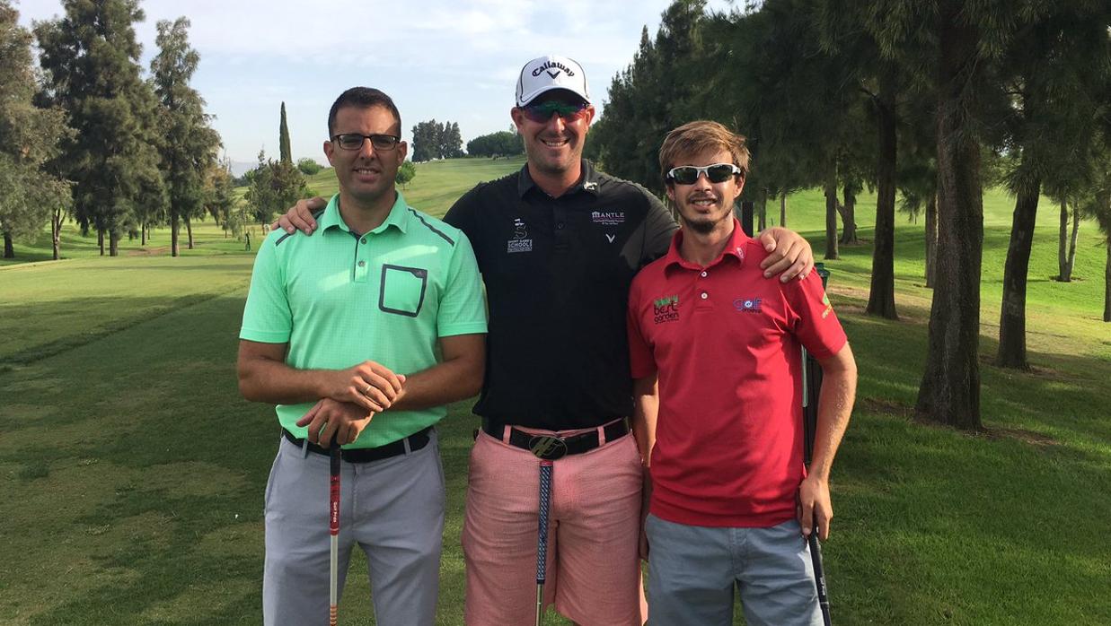 El golfista del Real Club de Campo de Córdoba, Marcos Pastor, a la derecha con polo rojo