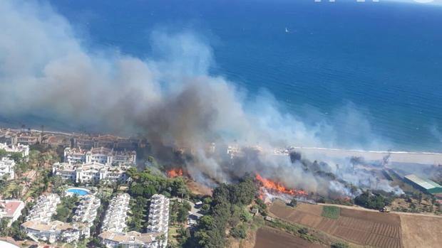 Un incendio forestal obliga a desalojar dos urbanizaciones en Estepona