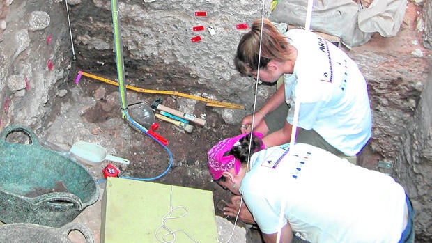 Investigan los restos humanos más antiguos de Europa en la Cueva del Ángel de Lucena