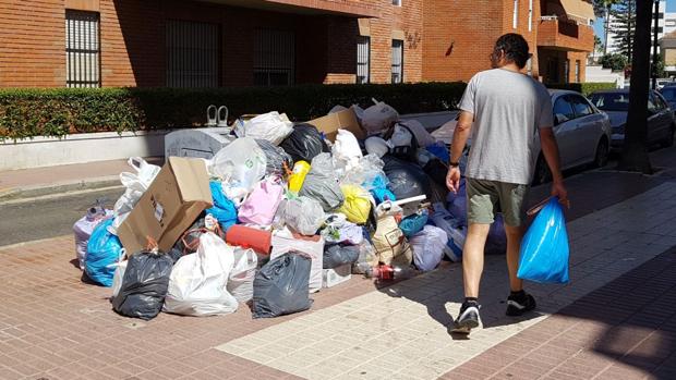 Vecinos de Rota: «Estamos hasta arriba de basura y hartos ya»