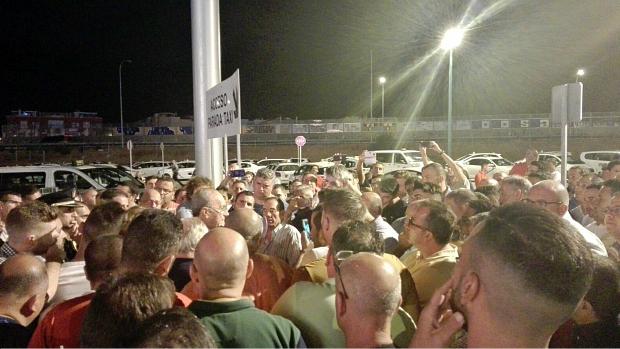 El alcalde de Málaga se ha reunido de madrugada con los taxistas en huelga. / ABC