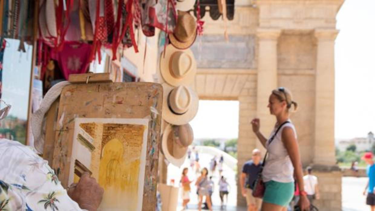 Turistas en el centro de Córdoba ayer a mediodía