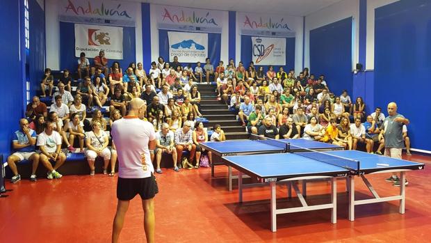 Éxito absoluto del primer «Campus Carlos Machado» de tenis de mesa en Priego