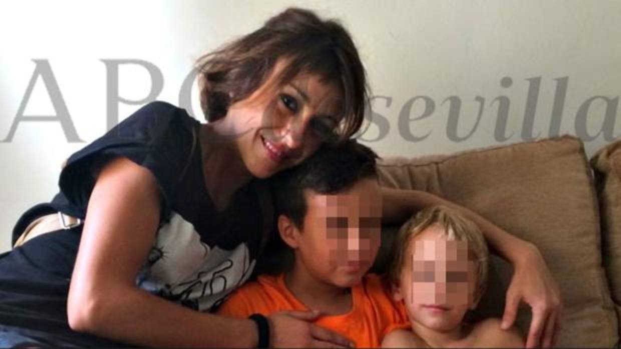 Juana Rivas, con sus hijos