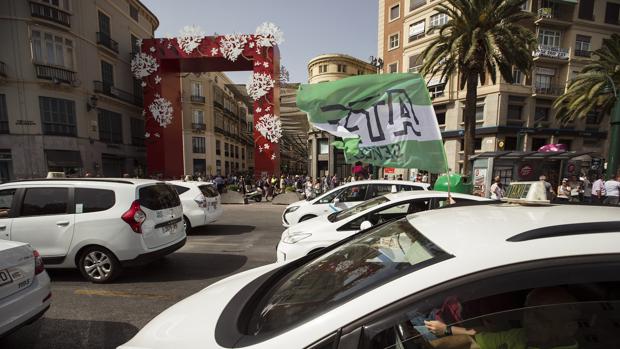 Manifestación de taxistas en Málaga ayer lunes