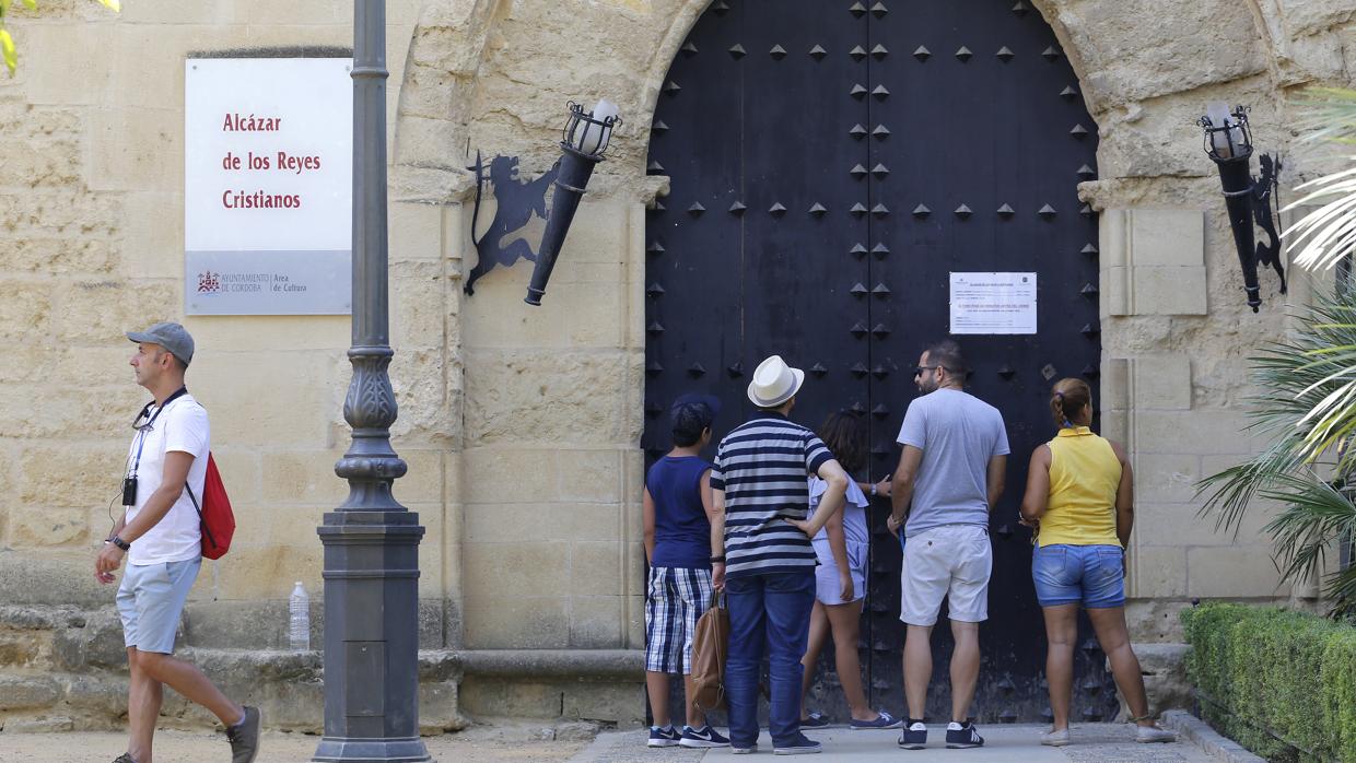 Turistas a las puertas del Alcázar de los Reyes Cristianos, cerrado ayer