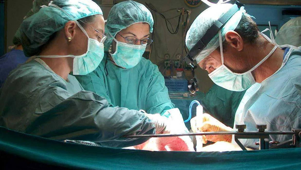 Intervención quirúrgica a un paciente