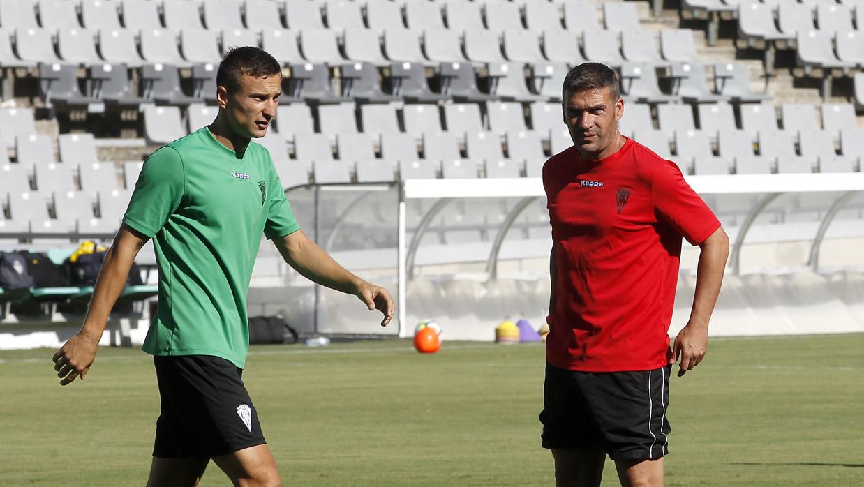 El entrenador del Córdoba CF, Luis Carrión, en el entrenamiento en el estadio El Arcángel