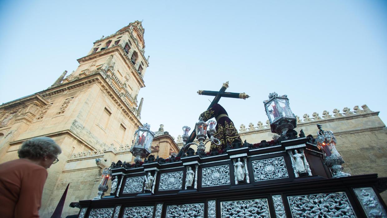 El Señor de los Reyes, ante la Mezquita-Catedral