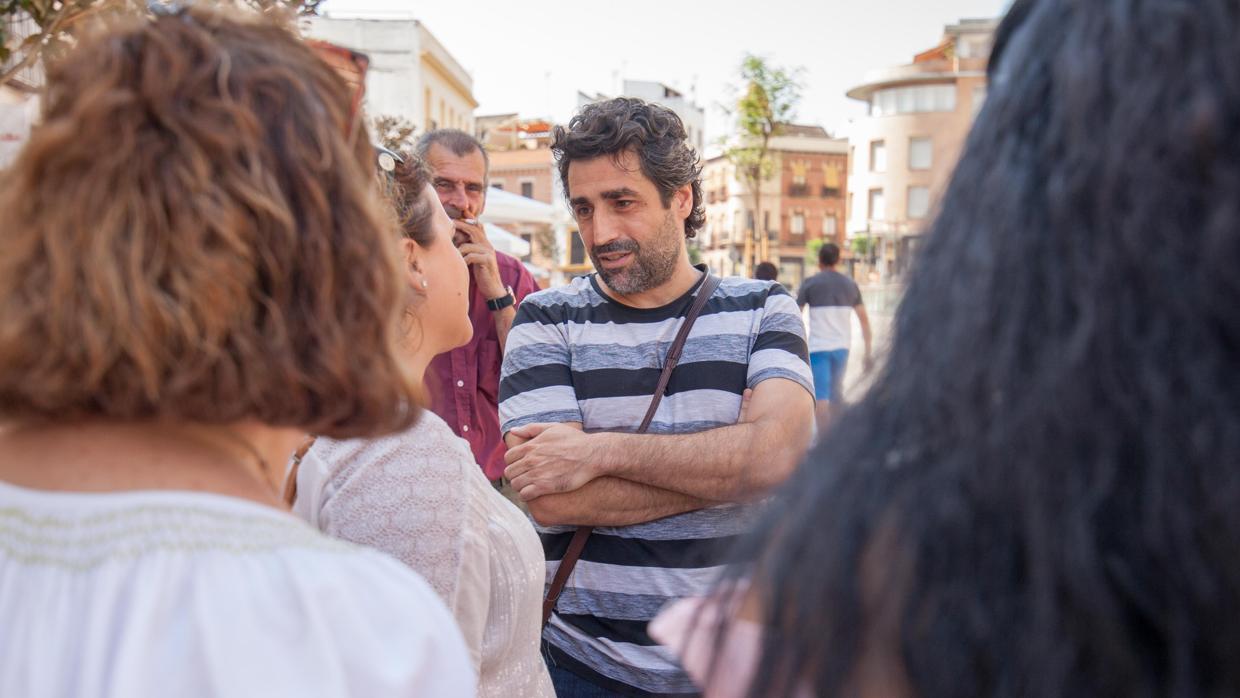 Rafael del Castillo saluda a colectivos vecinales a las puertas del Ayuntamiento