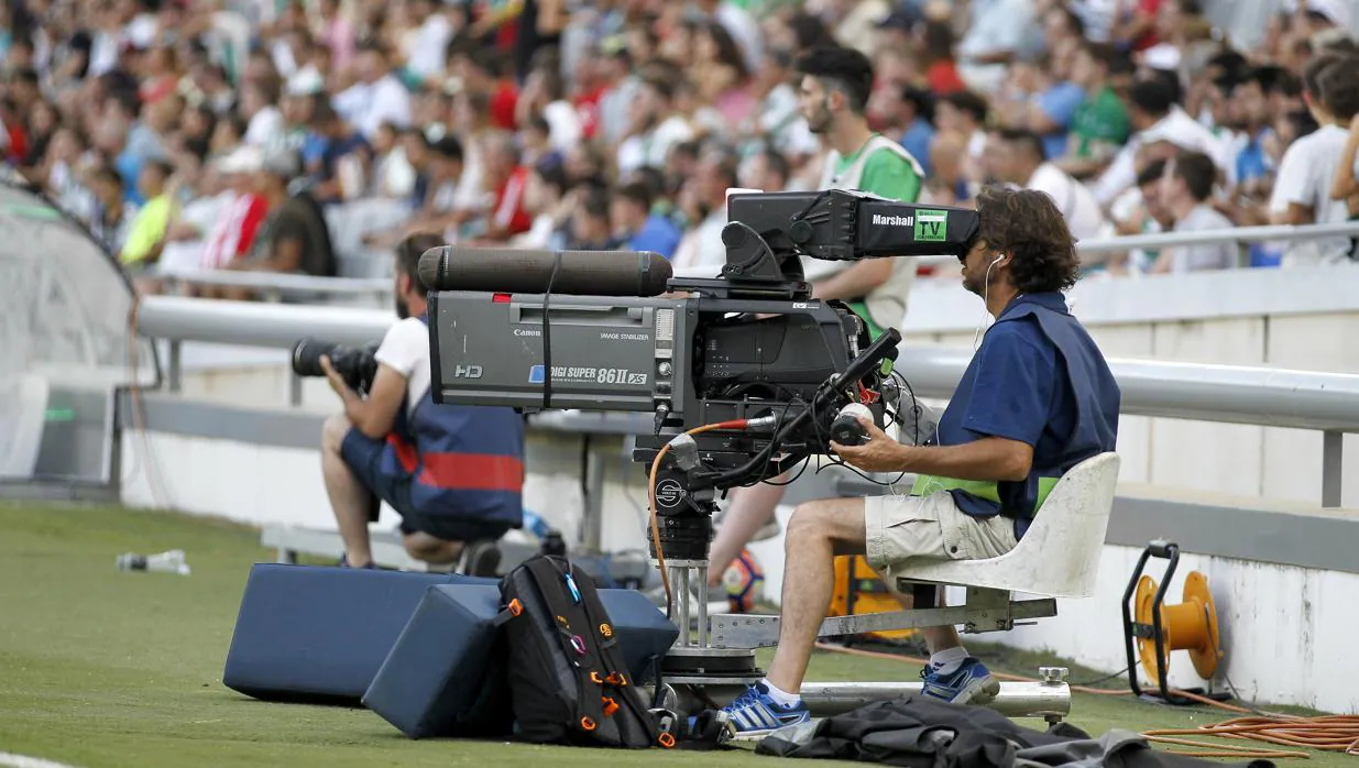 Un operador de cámara de televisión, durante un partido en El Arcángel