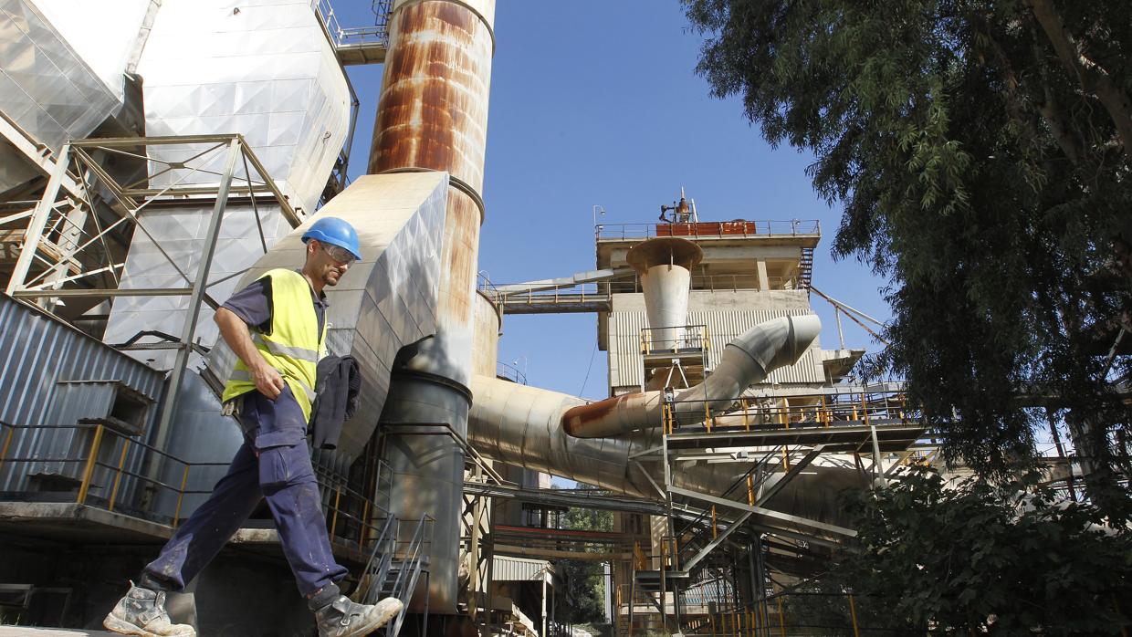 Un trabajador de Cosmos camina por las instalaciones de la cementera en la capital