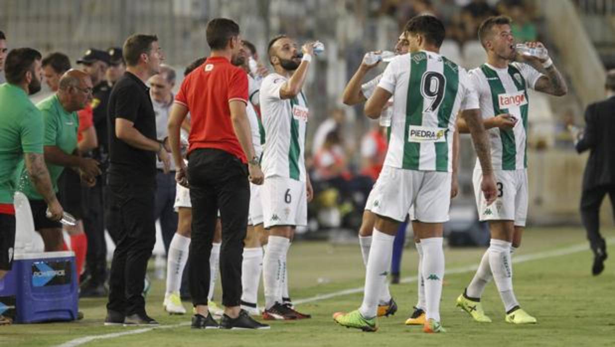 Los jugadores del Córdoba, en el tiempo de agua