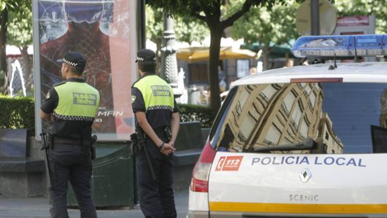 Agentes de la Policía Local en la plaza de las Tendillas