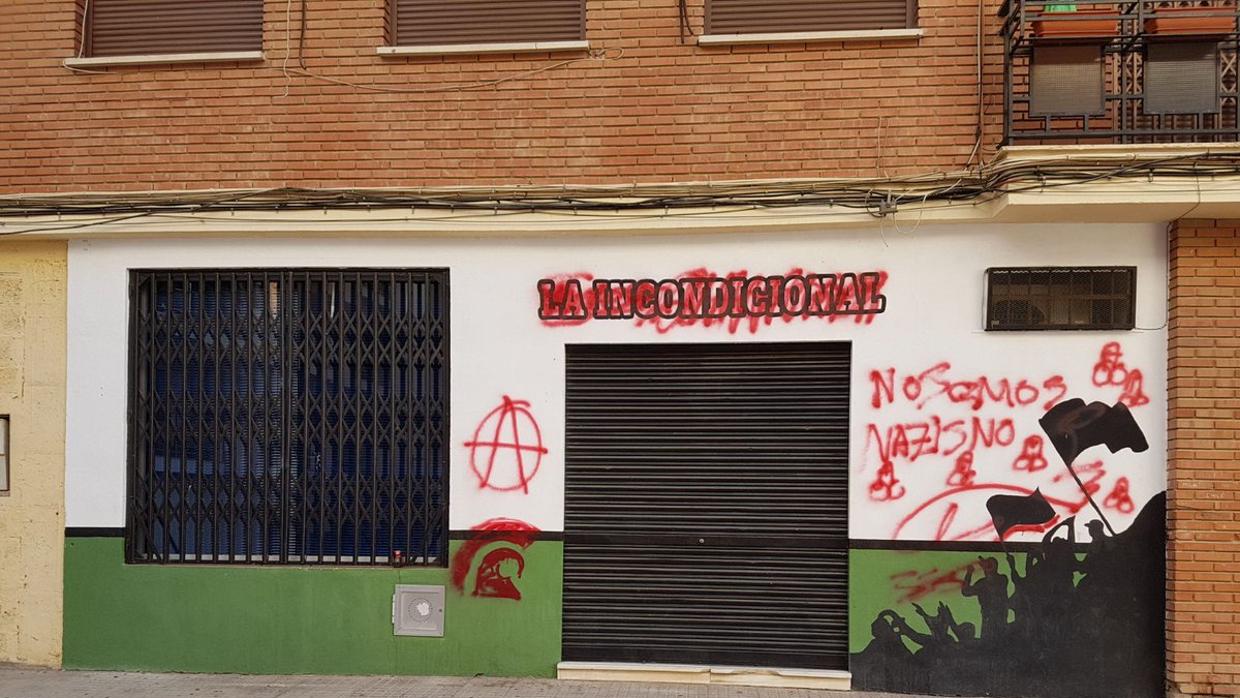 Así ha quedado la sede de Incondicionales tras la pintadas y pedradas