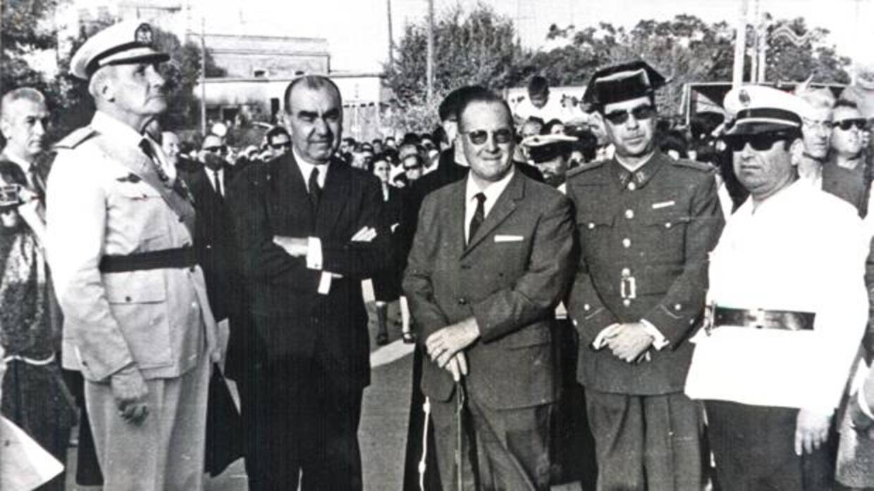 El infante Alfonso de Orleans, Luis Carrero Blanco y César Florido, alcalde de Chipona en los años 50