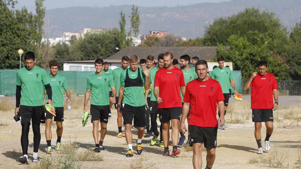 El entrenador del Córdoba, Luis Carrión, en el entrenamiento