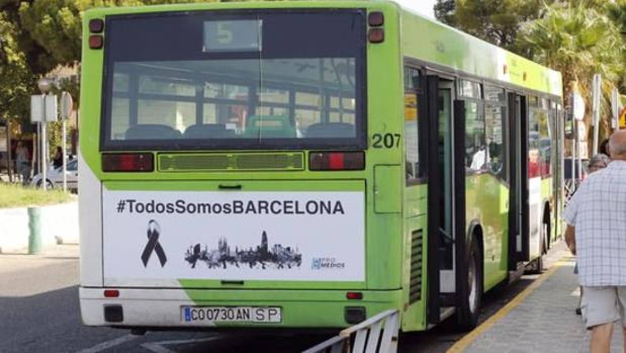 Parte trasera de un autobús de Aucorsa con la frase «Todos somos Barcelona»