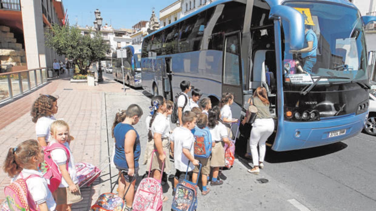 Un autobús recoge a escolares de Infantil y Primaria en la calle Capitulares