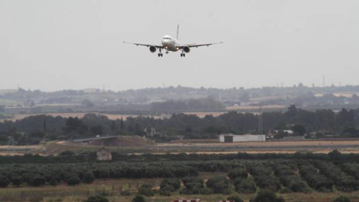 Un avión aterriza en el aeropuerto de Sevilla