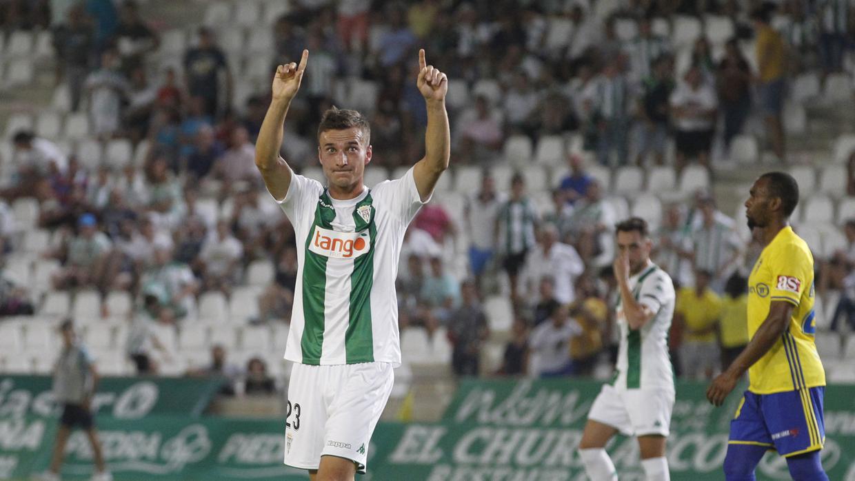 Markovic celebra el gol ante el Cádiz en su partido oficial número 50 en el Córdoba CF